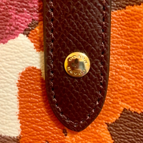 Coach City Zip Tote in Field Flora Print 
NWOT- RETIRED 2016 - Picture 4 of 13